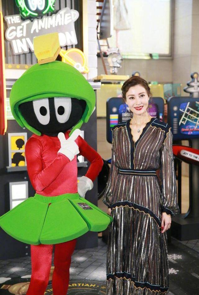 设计|50岁李嘉欣穿黑色连衣裙亮相，看不出还有平坦小腹，气质依旧完好