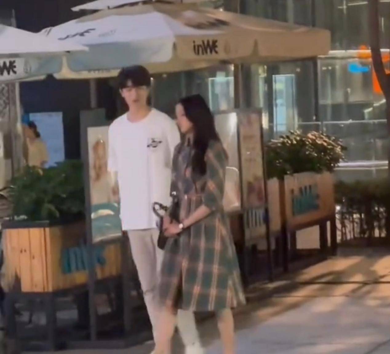 视觉|关晓彤拍戏被偶遇，穿格子裙和187cm林一散步，展现最萌身高差