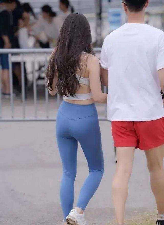 长袖|黑色条绒长袖上衣搭配灰色紧身打底裤，拉长身材，低调百搭