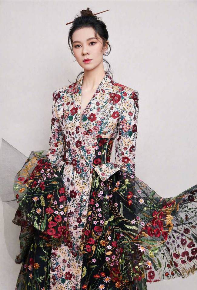 条纹|郁可唯人到中年,短发搭配毛衣意外减龄又时髦!