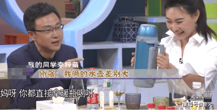 健美操|央视主持李梓萌跳健美操！绿眼影配大红唇妆容夸张，44岁至今单身