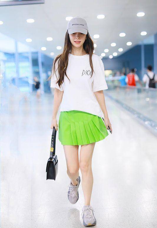 服装|是不是天然脸一眼就能分辨，baby不怕怼脸拍照，素颜也很自然