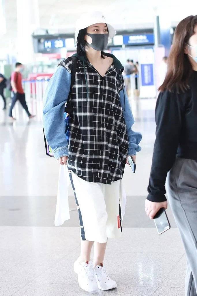 服装|张馨予穿拼接外套走机场!短发配渔夫帽,九分裤腰上别两条白毛巾