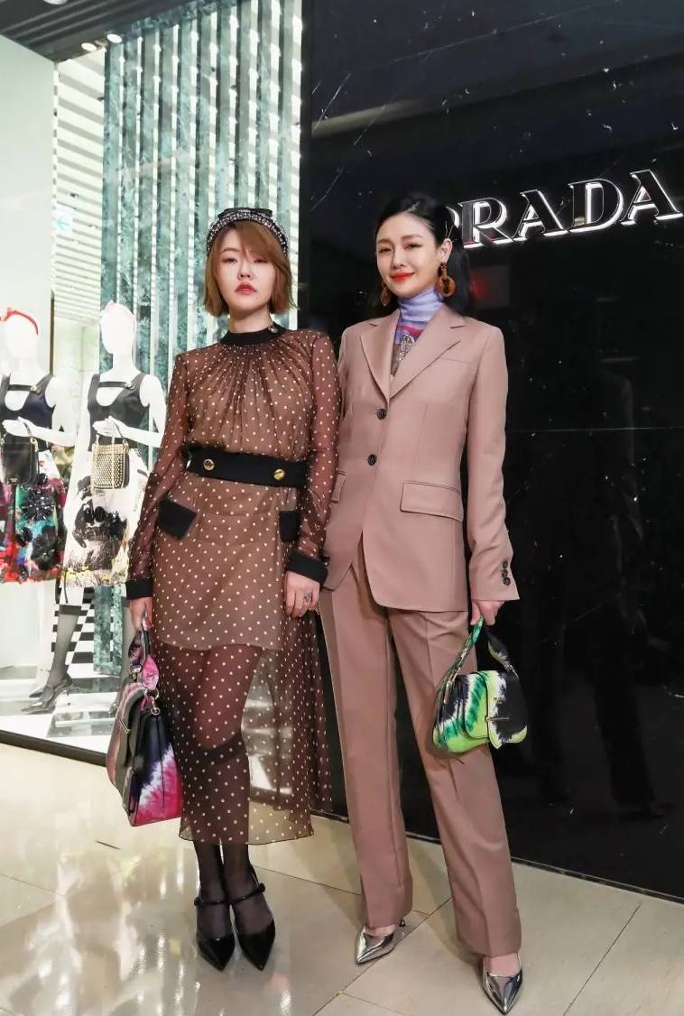 卫衣当|汪小菲不再独宠女儿！带儿子出门卫衣当围巾戴，4岁儿子太像大S