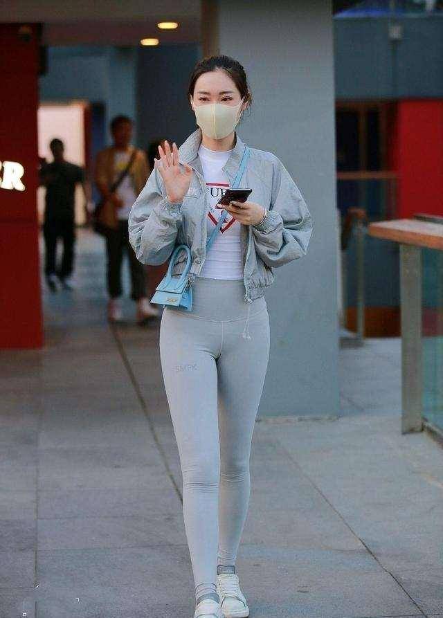 颜色|宽松短袖T恤搭配灰色紧身打底裤,微胖女孩的夏季首选