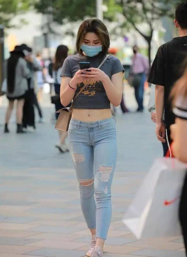 卫衣|白色紧身长袖搭配灰色无痕打底裤，非常多样化，时尚感比较强烈