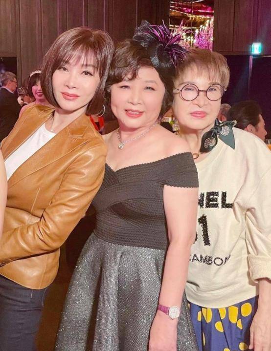 大寿|林心如妈妈70大寿真有排场！穿深V裙变名媛，霍建华献唱表孝心