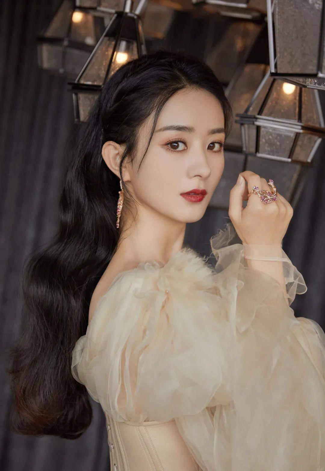 卷发|适合圆脸的4款扎发！减龄又清爽，赶紧学