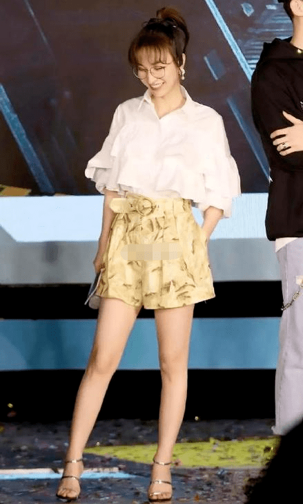 场合|林志玲在故宫太会穿,白色短袖衬衫配半身裙,戴丝巾端庄优雅