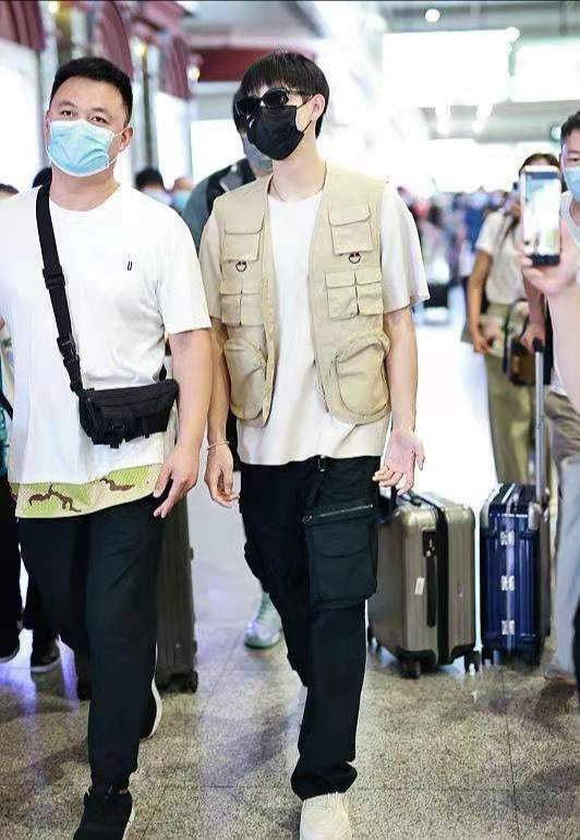 马甲|陈飞宇改中国籍后首次露面，打扮清爽被簇拥装高冷，仨助理排场大