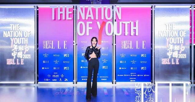 一身|周笔畅的造型让人难理解，“平板”身材穿挂脖上衣，一身黑挺高级