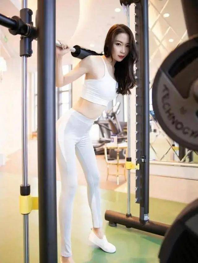 运动裤|白色吊带搭配灰色运动裤,喜欢健身的可以参考!