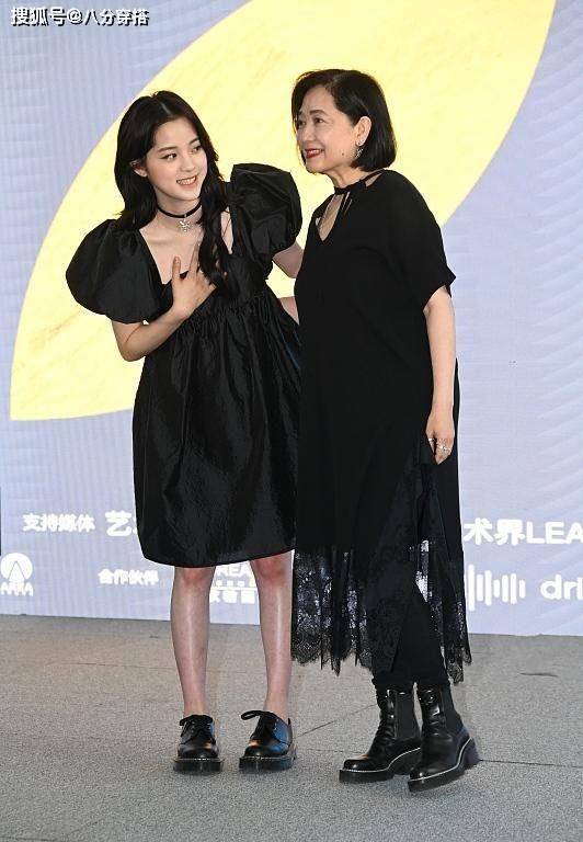 美眉|欧阳娜娜与妈妈同穿黑裙比美，一个娇俏一个稳重，养眼又时髦