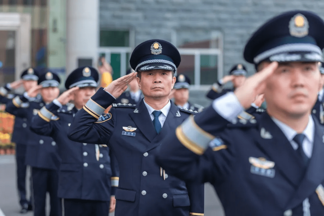 自2021年1月13日起,在常服,执勤服,作训服现行警服体系中增列警礼服