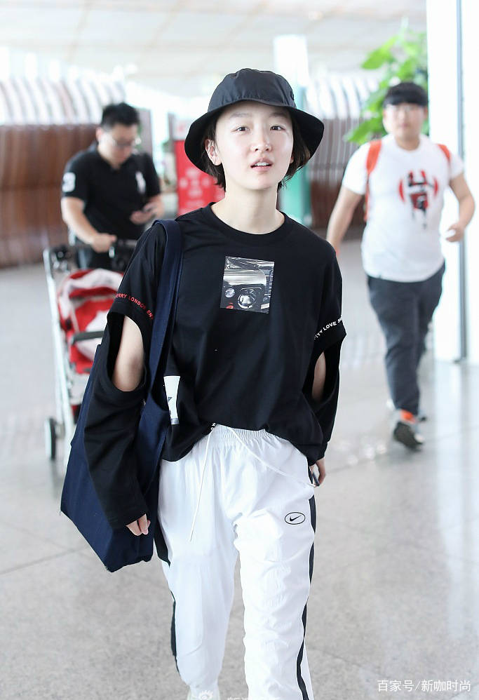 麻袋|周夏雨衣品滑落?白色工装服穿成麻袋装,太瘦的烦恼