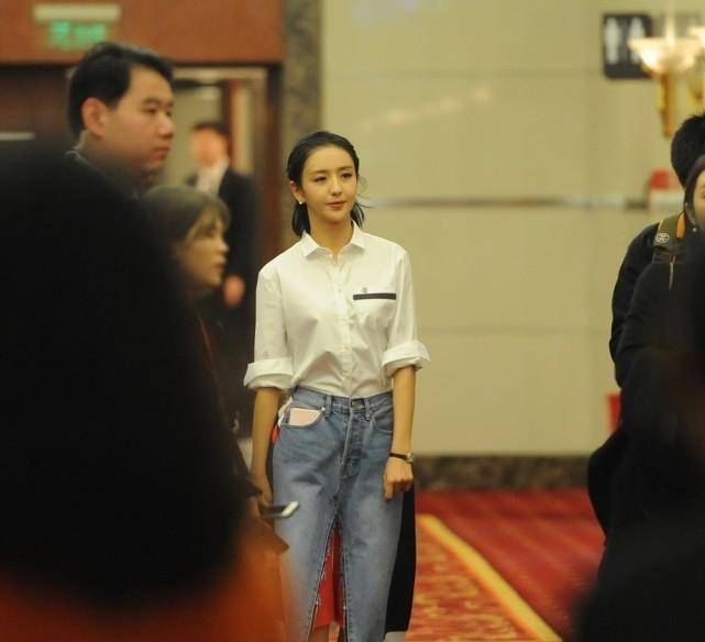 私下里|佟丽娅私下里挺随和的,素面朝天也不在乎,但看着反而更青涩了