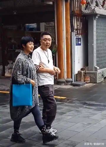 样式|于谦老婆长这样，长款印花衫搭老爹鞋，时髦不似“奔五”女人