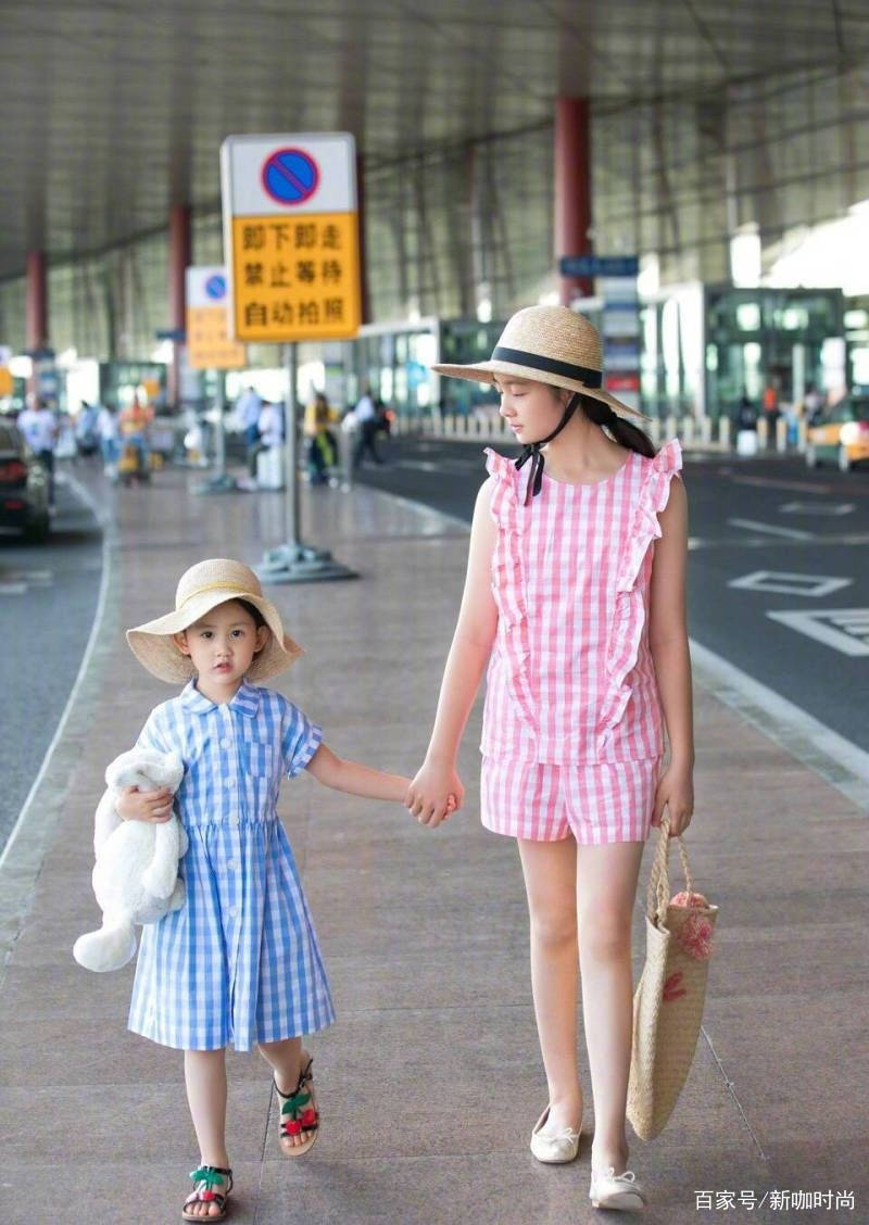 小姑娘|黄磊13岁女儿“放飞自我”，黄帽子搭白羽绒服，戴副眼镜气质飙升