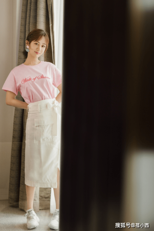 小洞|杨紫在国外看秀美出新高度，穿印花连衣裙领口开个小洞，气质惊艳