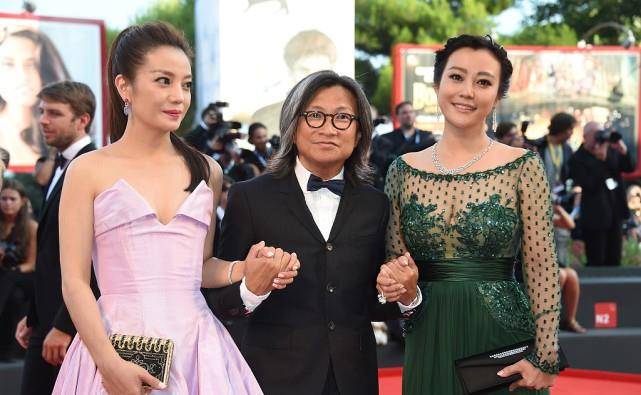 颜色|郝蕾的身材挺有内容，穿着紧身的网纱裙就要包不住了，越看越精彩