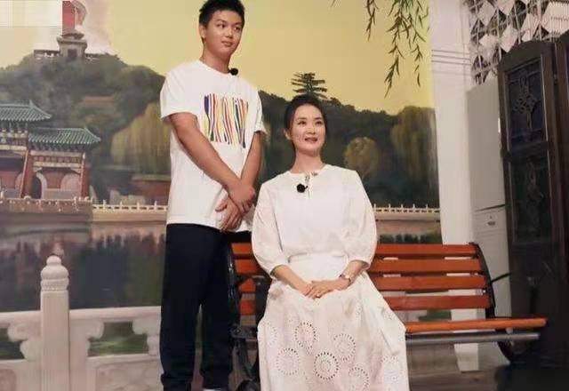 健美|王艳再带儿子录综艺,15岁球球变健美型男,壮实体格太有安全感