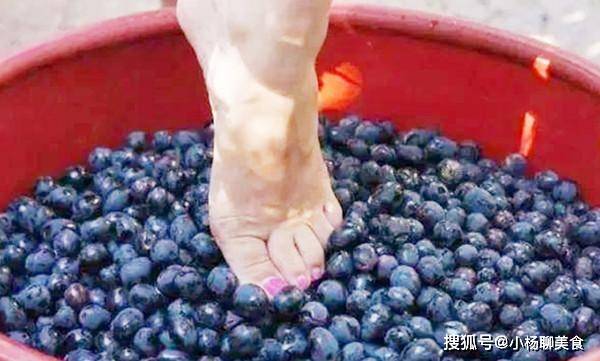 脚丫子|这种人人都喜欢的饮料,居然是用脚踩出来的,网友:一直喝洗脚水