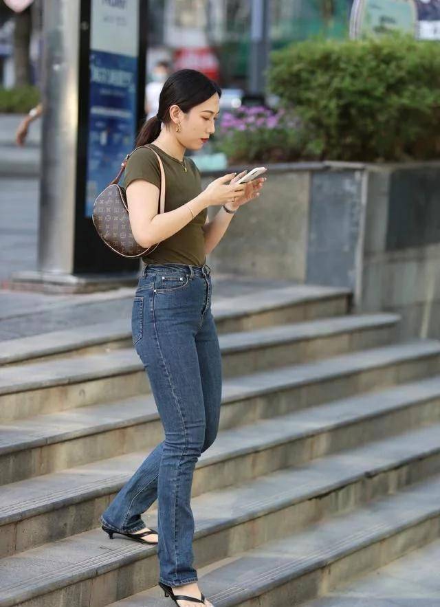 感觉|夏秋交替不知道怎么穿试试牛仔裤配T恤，休闲大方又显气质