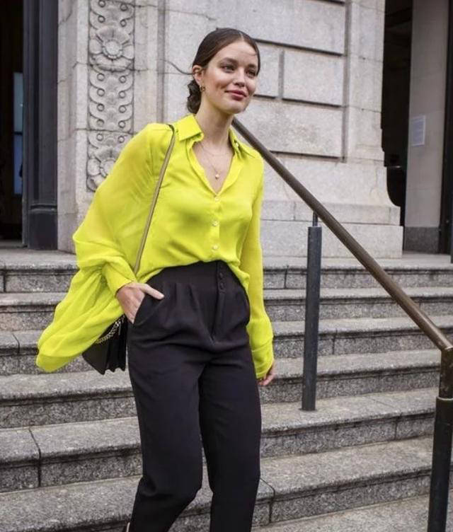 牛莉|牛莉造型崩了？礼帽配围巾像上海滩女主角，大衣颜色却意外显廉价