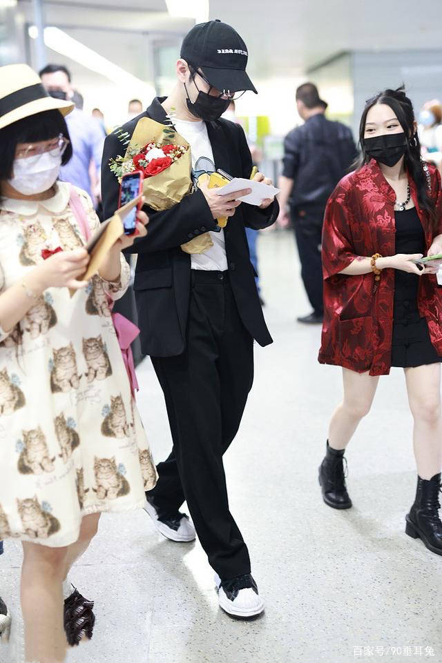 去油|黄晓明是怎么去油成功的?T恤西装小鲜肉,又收获一大堆迷妹