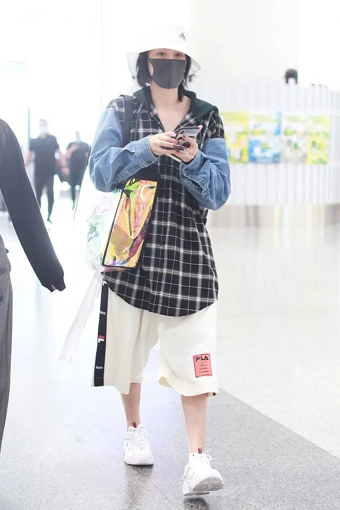 服装|张馨予穿拼接外套走机场！短发配渔夫帽，九分裤腰上别两条白毛巾