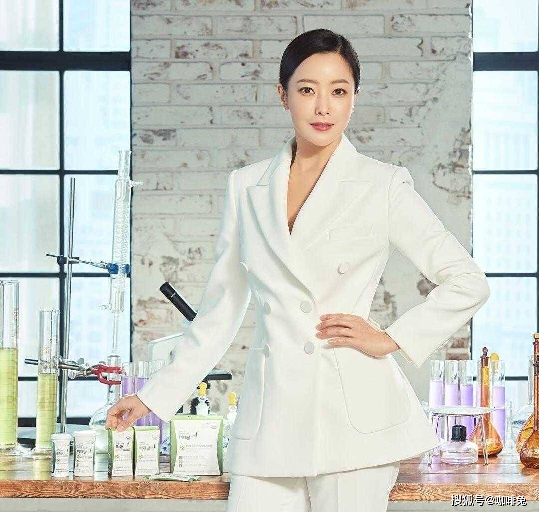 代名词|成龙电影《神话》女主角，“完美女人”代名词，金喜善拍时尚变迁