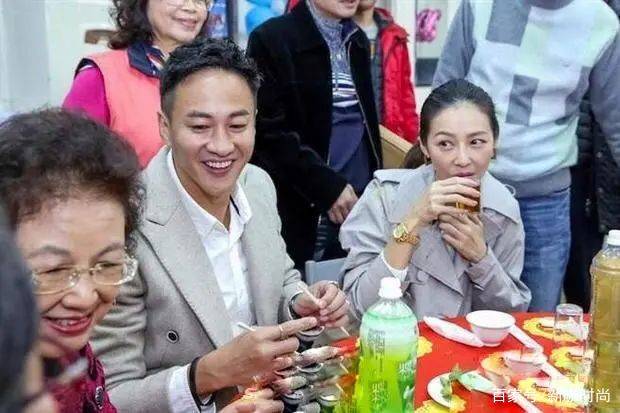 米色|何润东也“变大叔”?穿绅士西服却搭配雨靴,发际线太显龄
