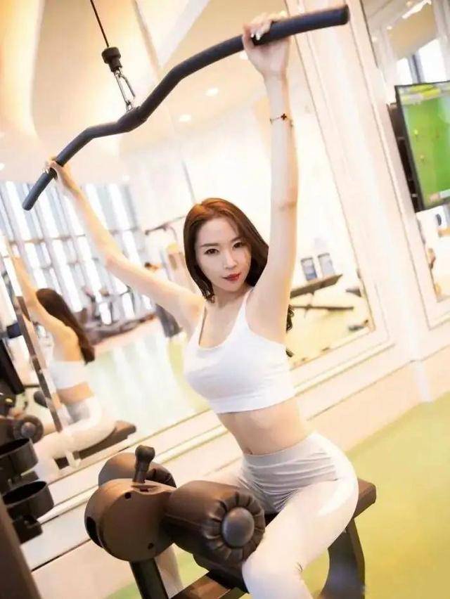 运动裤|白色吊带搭配灰色运动裤,喜欢健身的可以参考!