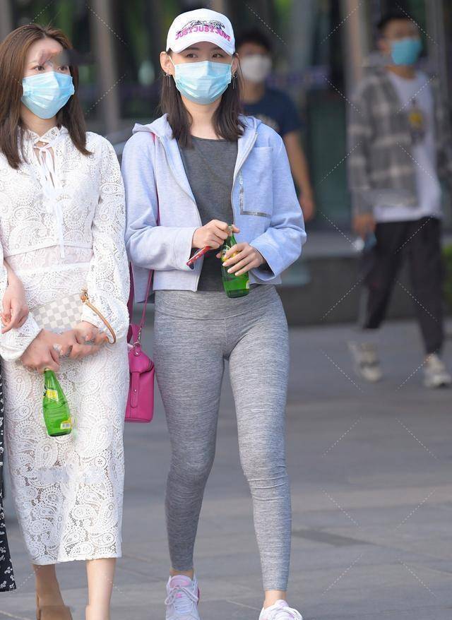 女孩子|白色短款上衣搭配灰色紧身打底裤，良好的修饰效果，很显高挑苗条