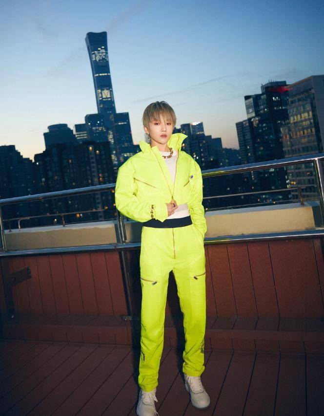 牛莉|牛莉造型崩了?礼帽配围巾像上海滩女主角,大衣颜色却意外显廉价