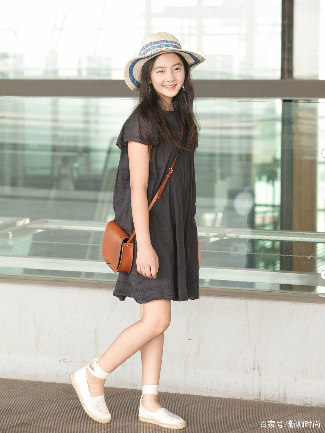 小姑娘|黄磊13岁女儿“放飞自我”，黄帽子搭白羽绒服，戴副眼镜气质飙升
