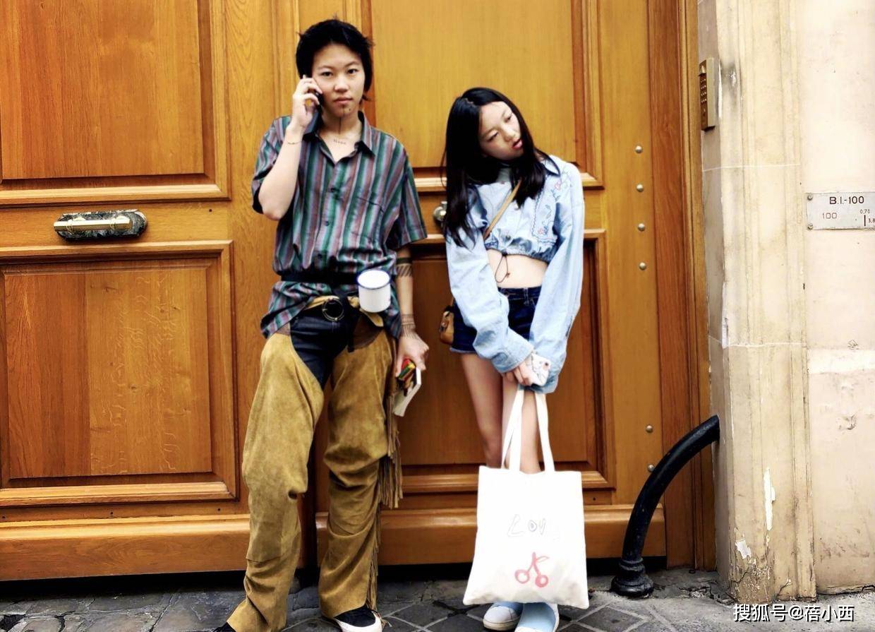 身材|王菲二女儿李嫣才15岁，就玩“下衣失踪”秀出大长腿，起点真高啊