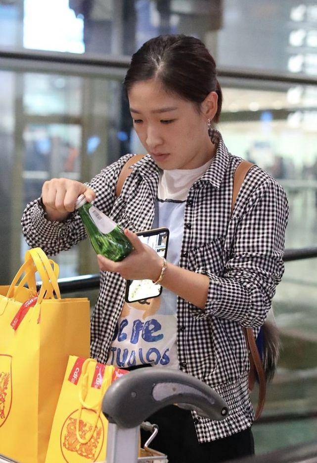 服装|刘诗雯轻蔑一笑真有魅力,私下不拘小节,穿“保姆装”很接地气