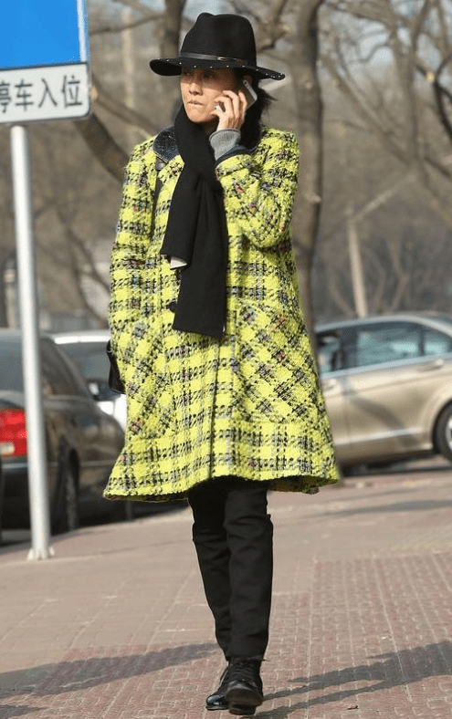 牛莉|牛莉造型崩了?礼帽配围巾像上海滩女主角,大衣颜色却意外显廉价