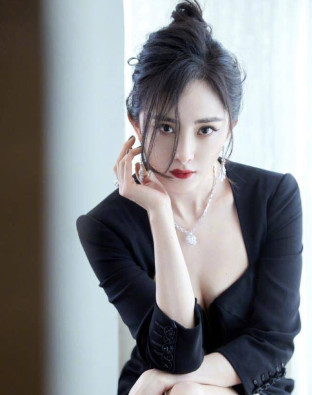 sf|杨幂不给00后留活路？穿百褶裙出行，腿长看着有一米八