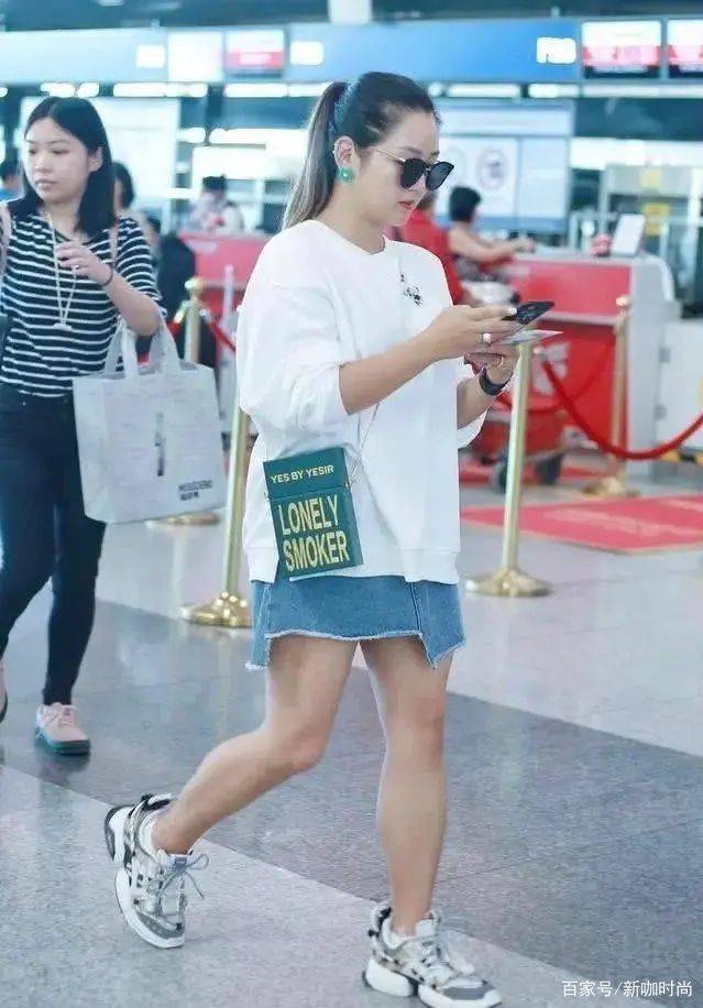 显得|何洁又穿错了，宽大白T搭牛仔短裙，短粗腿暴露无遗