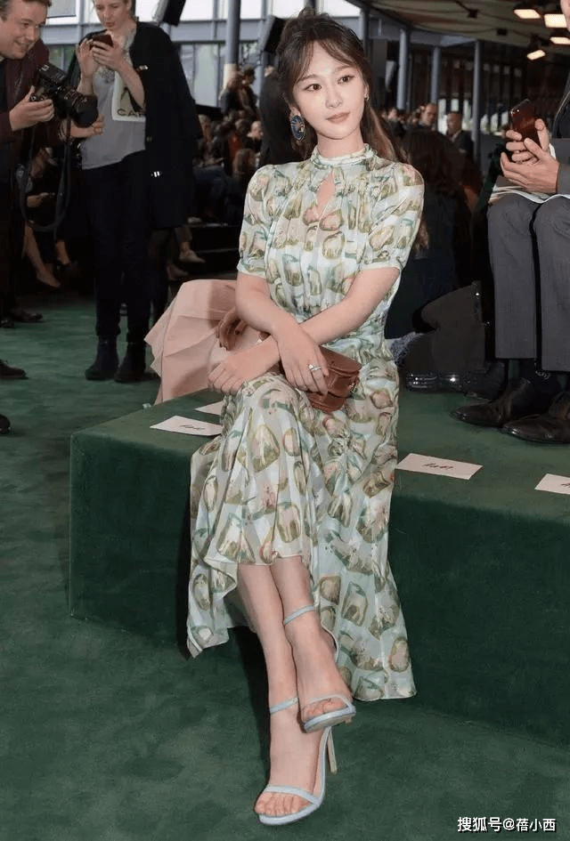 小洞|杨紫在国外看秀美出新高度，穿印花连衣裙领口开个小洞，气质惊艳