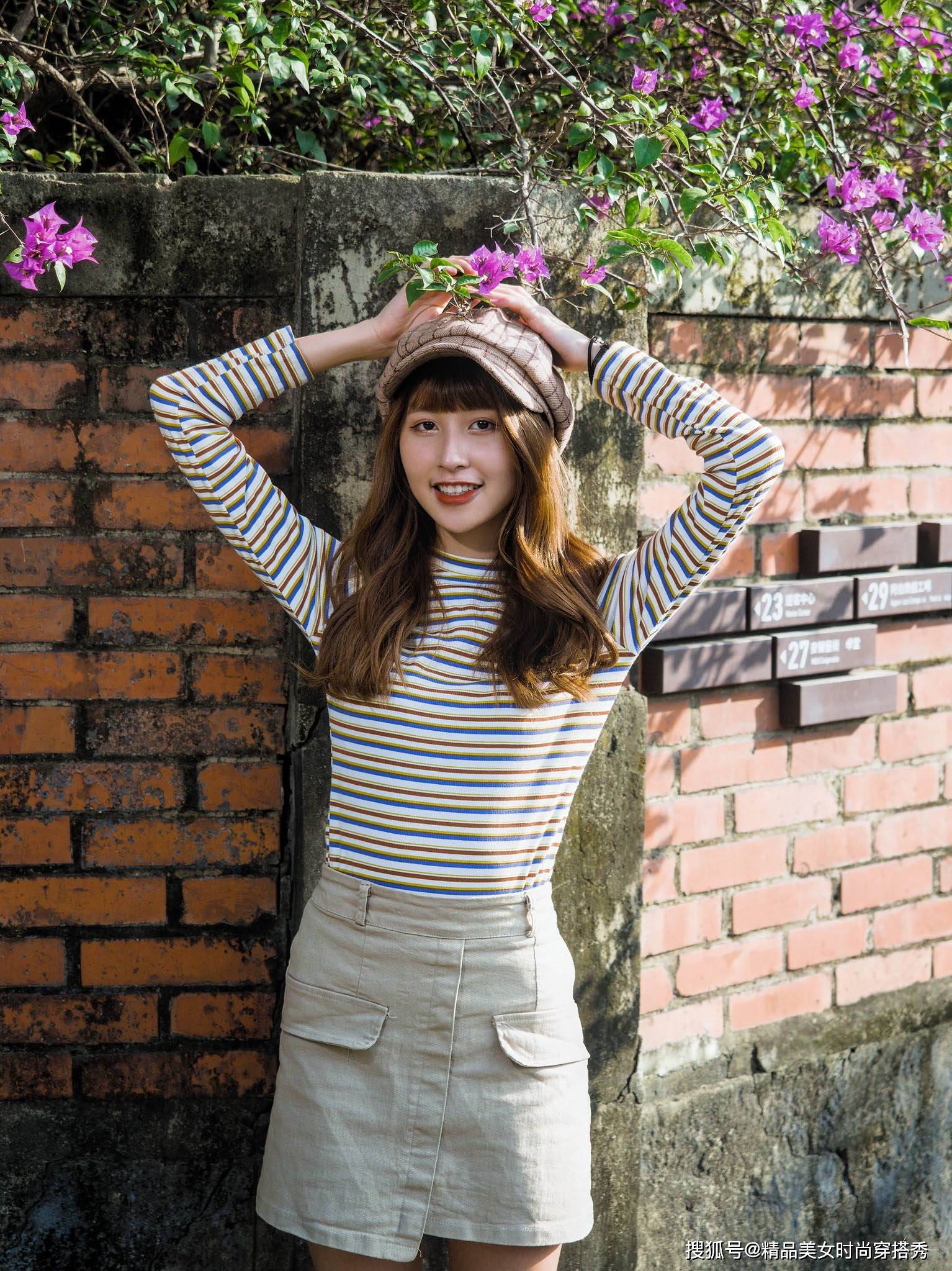 展现大|小个子女生夏天穿“条纹衫”，搭配高装袜，休闲又潮范十足
