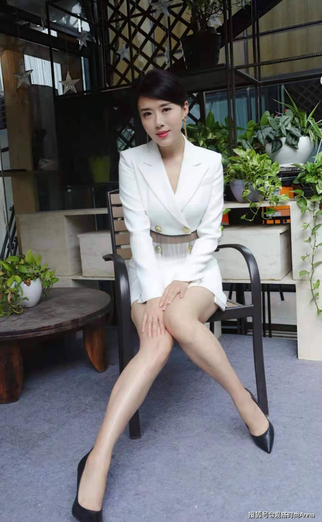 43岁颜丹晨气质出众,穿西装裙显优雅,网友:不愧是"最美嫦娥"