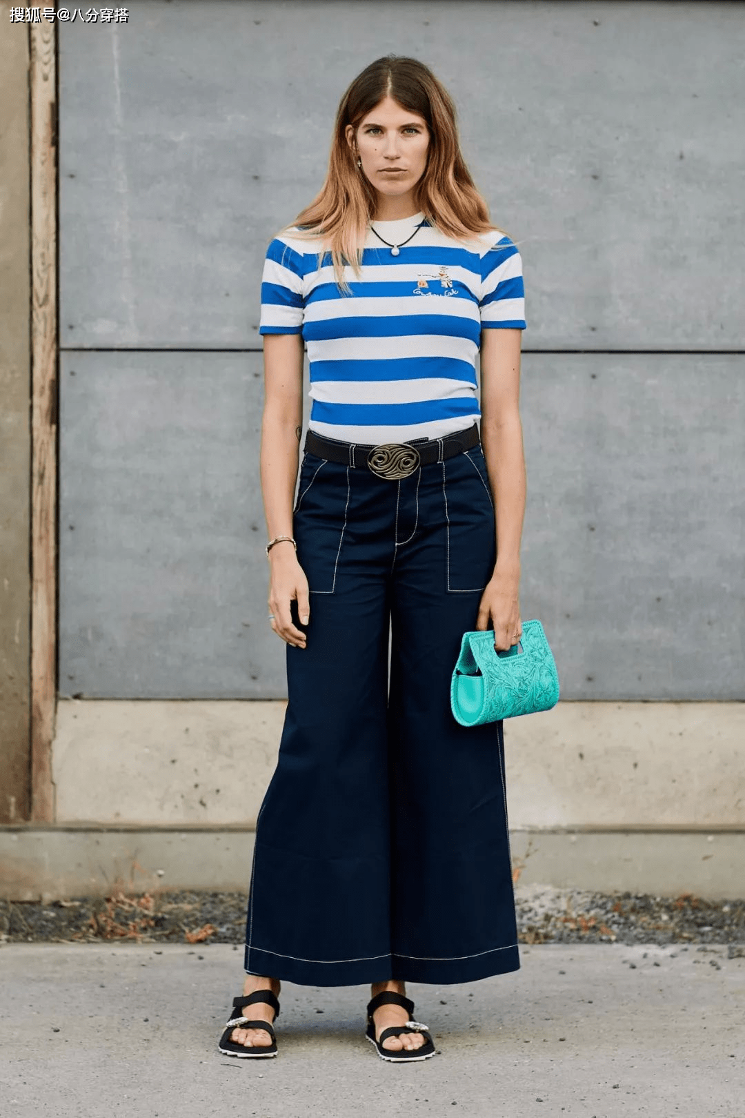 显得|维多利亚气质真好，条纹T恤配牛仔裤简约随性，大长腿实力抢镜
