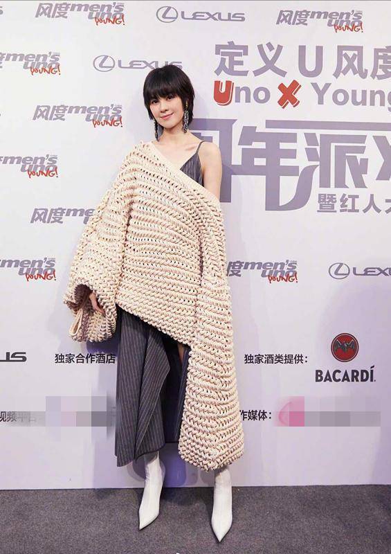 条纹|郁可唯人到中年,短发搭配毛衣意外减龄又时髦!