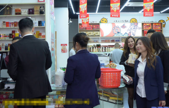 仁为|三点选址要点带你避开强竞争市场，让怡佳仁零食店欣欣向荣