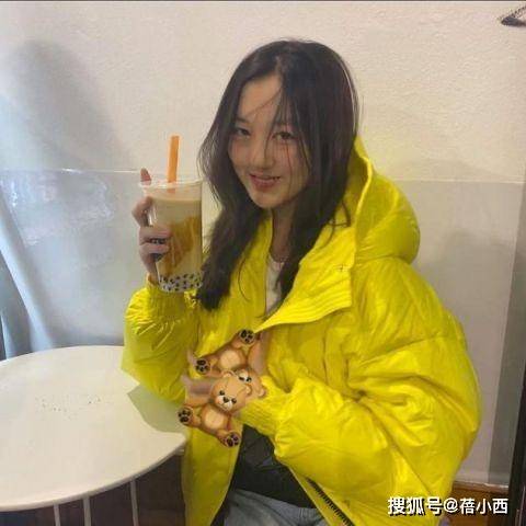 身材|王菲二女儿李嫣才15岁，就玩“下衣失踪”秀出大长腿，起点真高啊