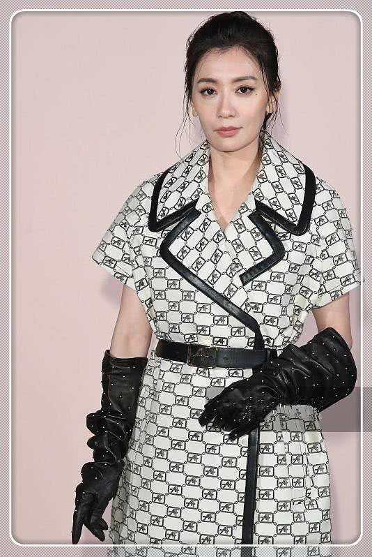 黄圣依|米兰时装周44岁贾静雯比美36岁黄圣依，同是辣妈，差距真大！