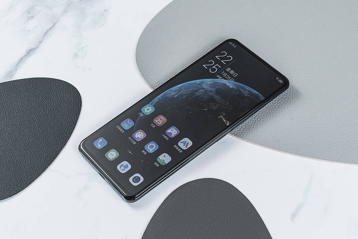 超大天幕全景屏的中兴 axon 30真机图赏来了